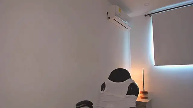 brithany olson25 online show from March 18, 2025, 12:47 pm