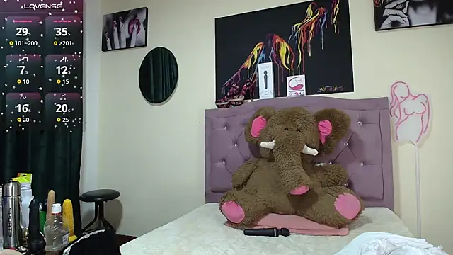 Emmie Hot online show from September 19, 2025, 12:17 pm