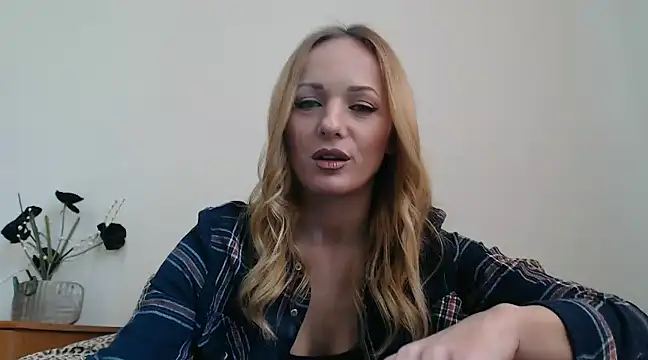 Snapshot of EllyaDiamond chatting on February 17, 2025, 7:37 am EllyaDiamond online show from February 17, 2025, 7:37 am