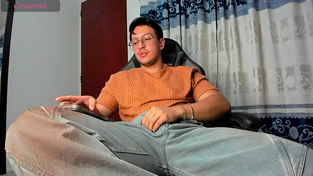 Snapshot of Amon__ashford chatting on July 30, 2026, 4:33 am Amon ashford online show from July 30, 2026, 4:33 am