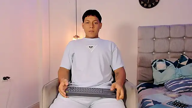 Tylerdrdn online show from November 9, 2025, 6:12 am