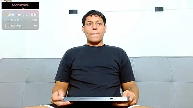 Tylerdrdn online show from November 22, 2025, 9:47 pm