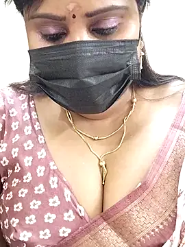 Queenflowerr online show from February 26, 2025, 3:41 pm