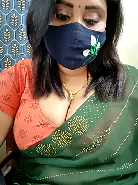 Queenflowerr online show from April 18, 2026, 7:58 pm