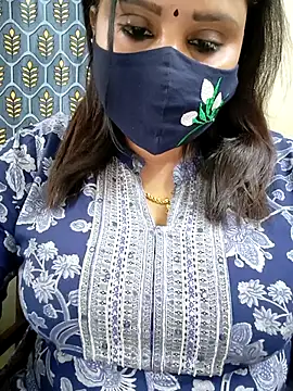 Queenflowerr online show from April 20, 2026, 1:47 pm