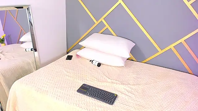 Alaia Colins online show from February 3, 2025, 8:35 am