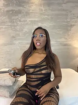 Snapshot of Alaia_Colins chatting on June 24, 2026, 2:10 am Alaia Colins online show from June 24, 2026, 2:10 am
