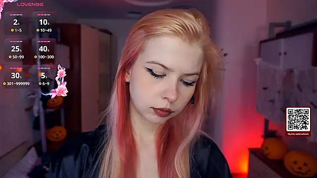 LynetHakes online show from October 14, 2025, 4:24 am