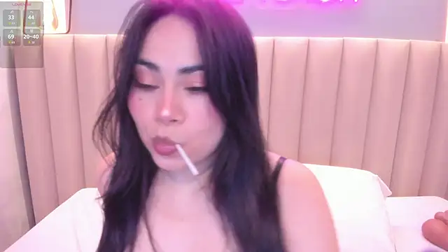 Naomymonroe  online show from December 16, 2025, 9:42 pm