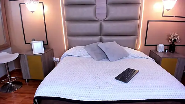 CAYLINCOLLINS online show from February 7, 2025, 7:49 pm