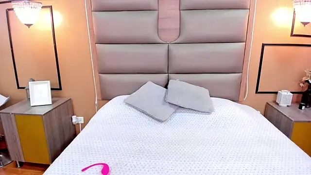 CAYLINCOLLINS online show from February 13, 2025, 3:50 am