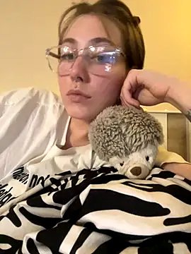 Molli Luv online show from October 19, 2025, 1:23 pm