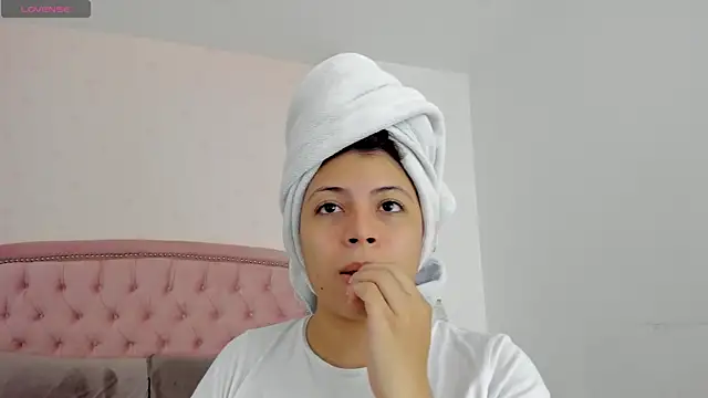 Kendall  Fox online show from October 18, 2025, 6:05 am