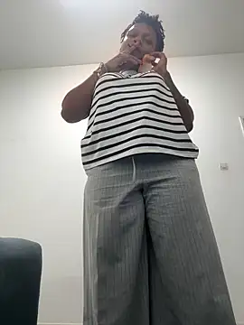 Boneca25 online show from April 12, 2026, 5:51 pm