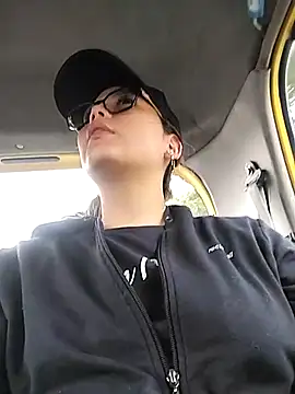 Vale Saenzz online show from March 2, 2025, 3:37 pm