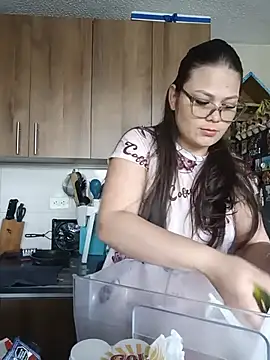 Snapshot of Vale_Saenzz chatting on July 7, 2026, 4:55 pm Vale Saenzz online show from July 7, 2026, 4:55 pm