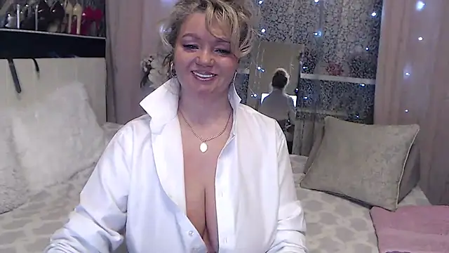 Snapshot of MartiniMartini chatting on February 6, 2025, 12:54 am MartiniMartini online show from February 6, 2025, 12:54 am