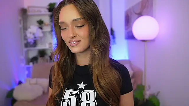 Clara Nia online show from December 14, 2025, 7:40 pm