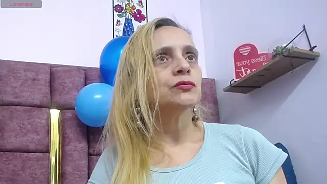 VICTORIAHANK  online show from April 27, 2026, 7:45 pm