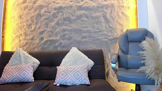 Shanntal  online show from January 29, 2025, 5:13 pm