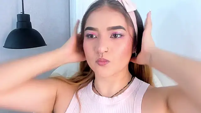 Shanntal  online show from October 9, 2025, 7:45 pm