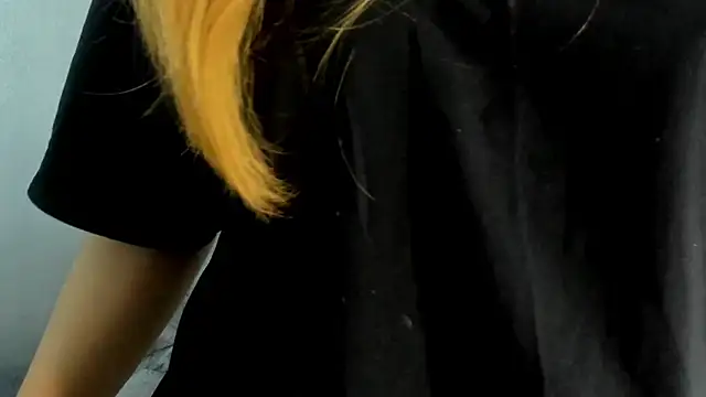 Shanntal  online show from October 10, 2025, 7:57 pm