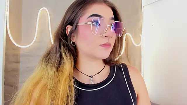 Shanntal  online show from February 16, 2026, 7:32 pm