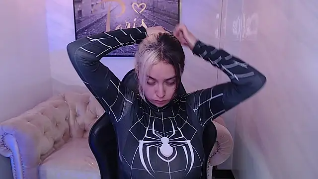 Hela v online show from October 24, 2025, 7:43 pm