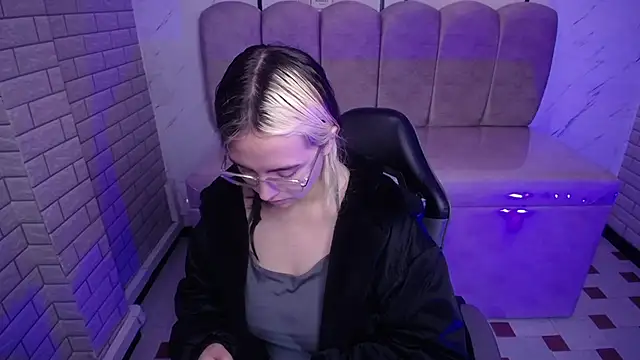 Hela v online show from November 15, 2025, 12:02 pm