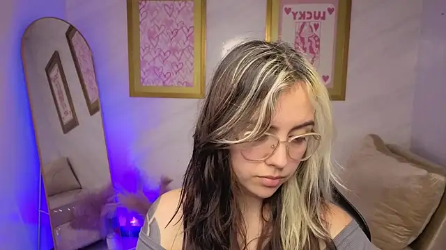 Hela v online show from December 4, 2025, 8:06 pm