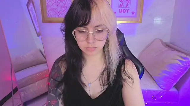 Hela v online show from February 10, 2026, 8:02 pm