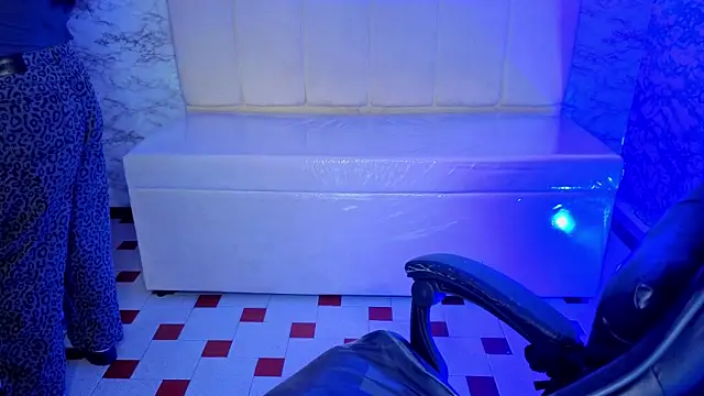 Hela v online show from April 8, 2026, 1:00 pm