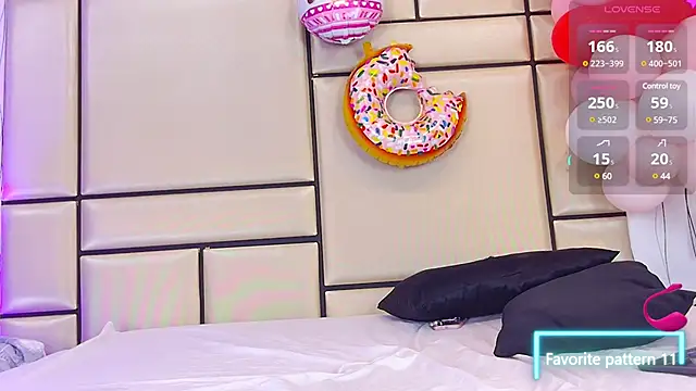 JulianaaHerrera online show from February 18, 2025, 2:27 pm