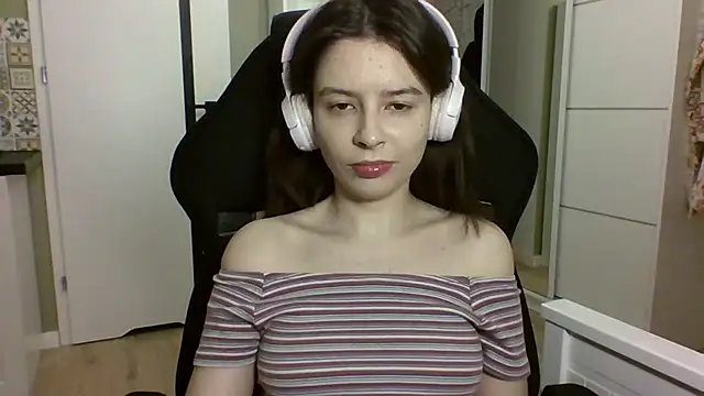 LariceSexy online show from April 19, 2026, 6:21 pm