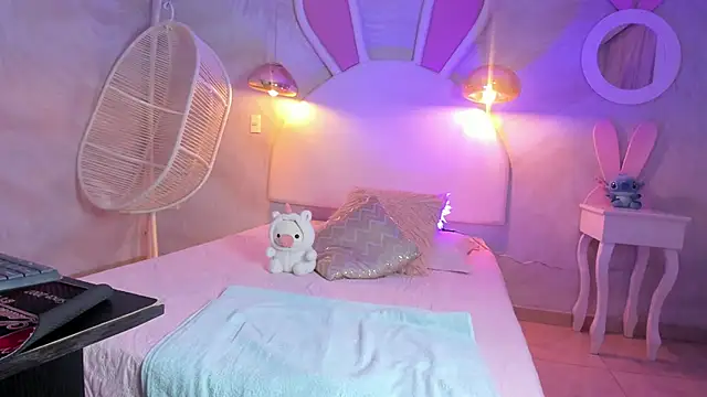 NAUGHTY ALANA  online show from February 17, 2025, 7:53 pm