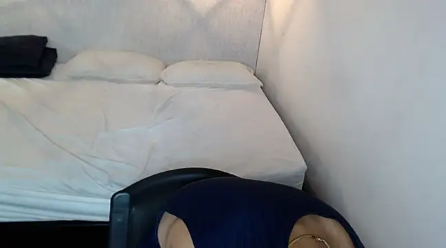 Liiamthompson online show from March 12, 2025, 8:20 pm