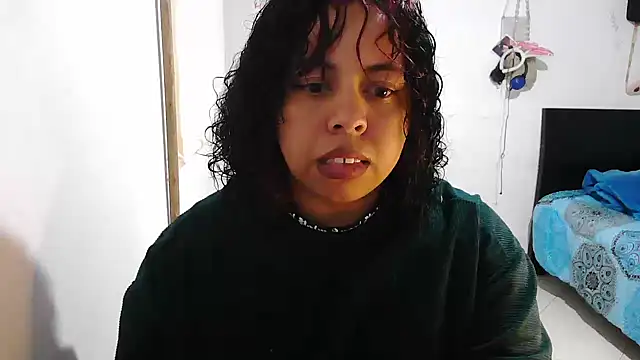 alexandraluv online show from November 18, 2025, 4:44 pm