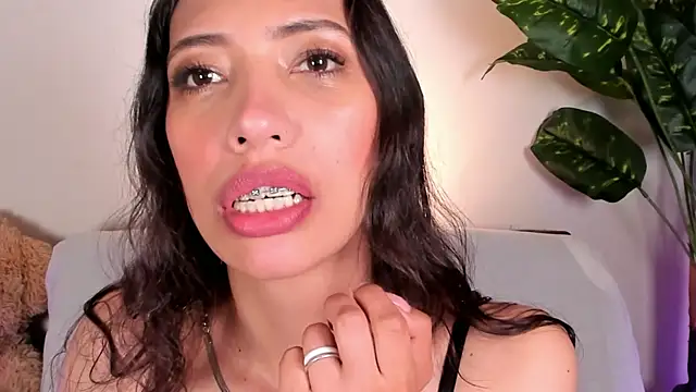 Snapshot of Miss_veronicaa2 chatting on May 22, 2026, 1:17 pm Miss veronicaa2 online show from May 22, 2026, 1:17 pm