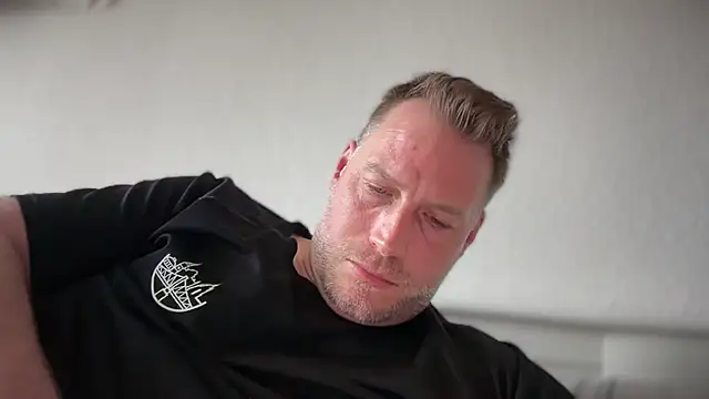 Christian87xxx online show from April 18, 2026, 4:33 pm