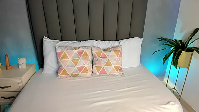 alessia leroy online show from March 13, 2025, 7:39 pm