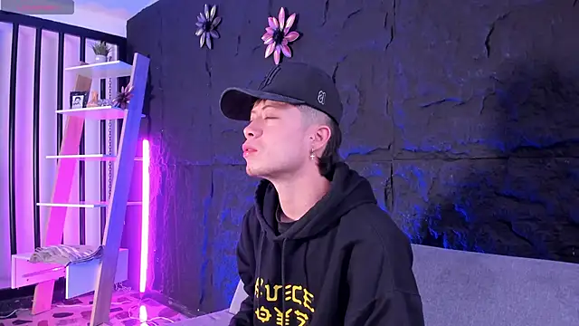 marcuscollins1  online show from October 3, 2025, 2:14 pm