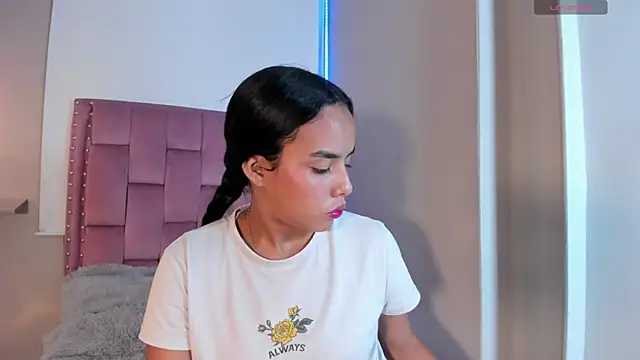 Roxy Stonee online show from April 20, 2026, 7:26 pm