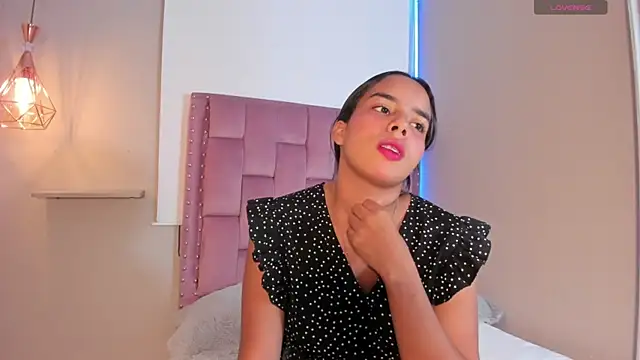 Roxy Stonee online show from April 21, 2026, 7:28 pm