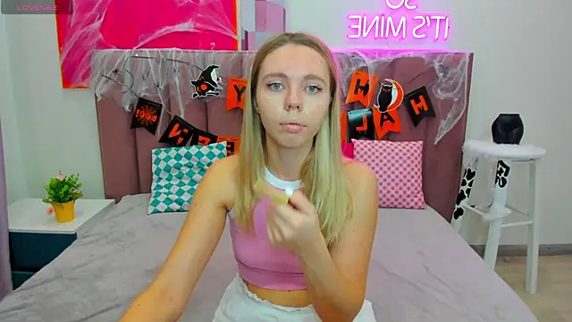 TessaAdorable online show from October 29, 2025, 1:30 am