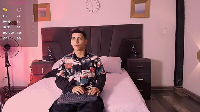 JhoanLeandro online show from February 3, 2025, 4:04 am