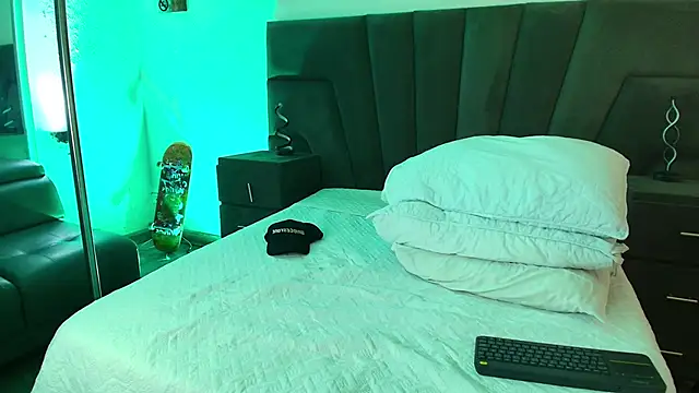 JhoanLeandro online show from February 8, 2025, 4:47 am