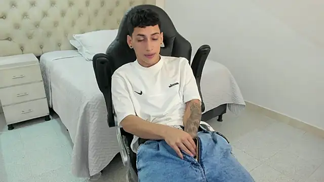 JhoanLeandro online show from September 20, 2025, 4:35 am