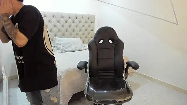 JhoanLeandro online show from October 11, 2025, 6:23 am