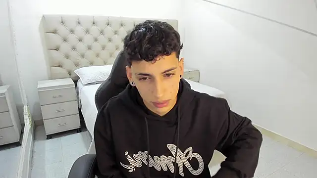 JhoanLeandro online show from November 14, 2025, 5:28 am