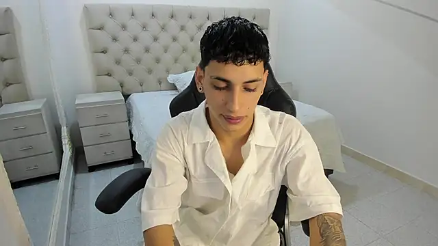 JhoanLeandro online show from December 2, 2025, 4:29 am